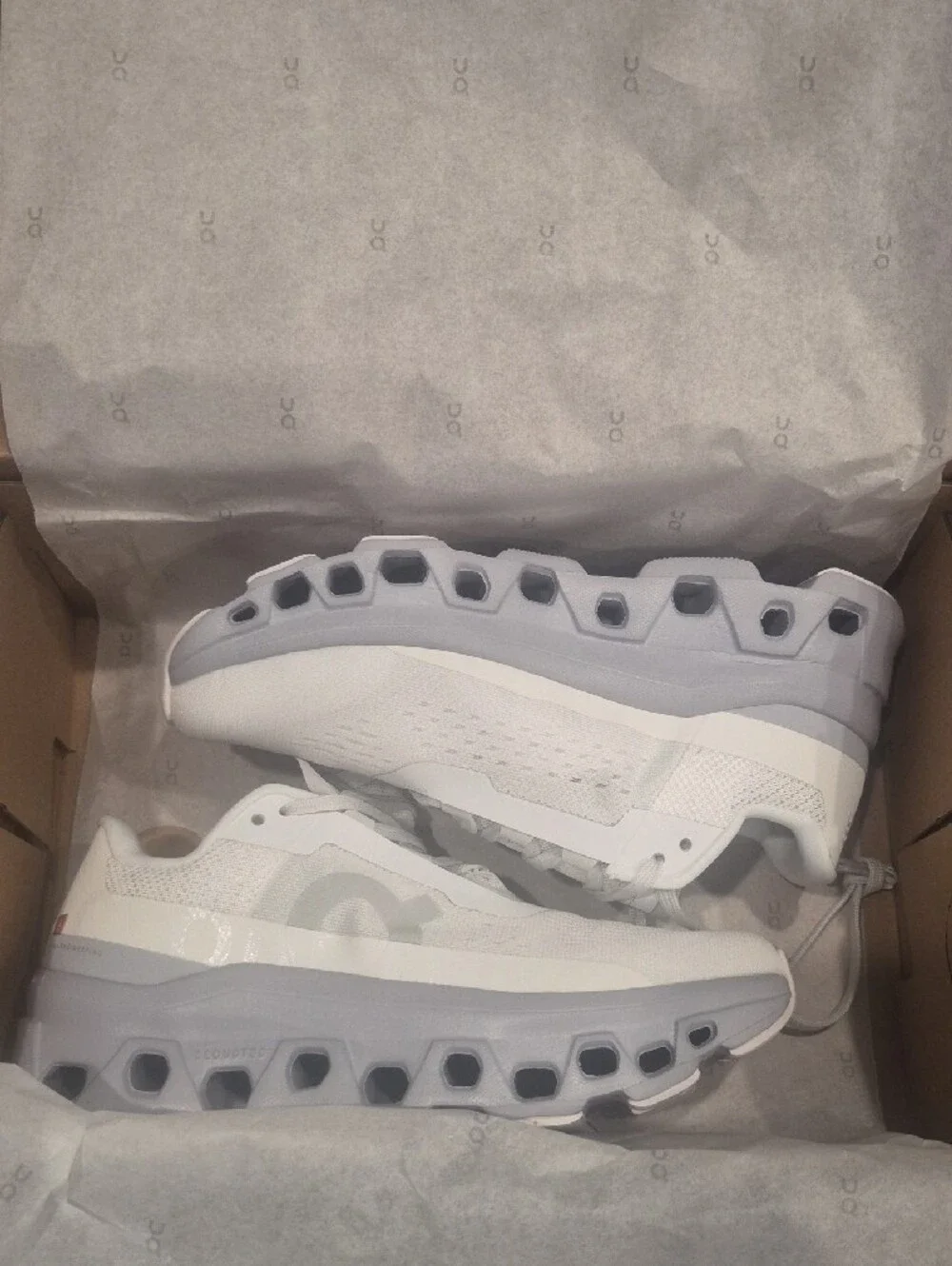 “New Women’s On Cloudmonster Size 6 White Gray Running Shoes - Picture 9 of 10